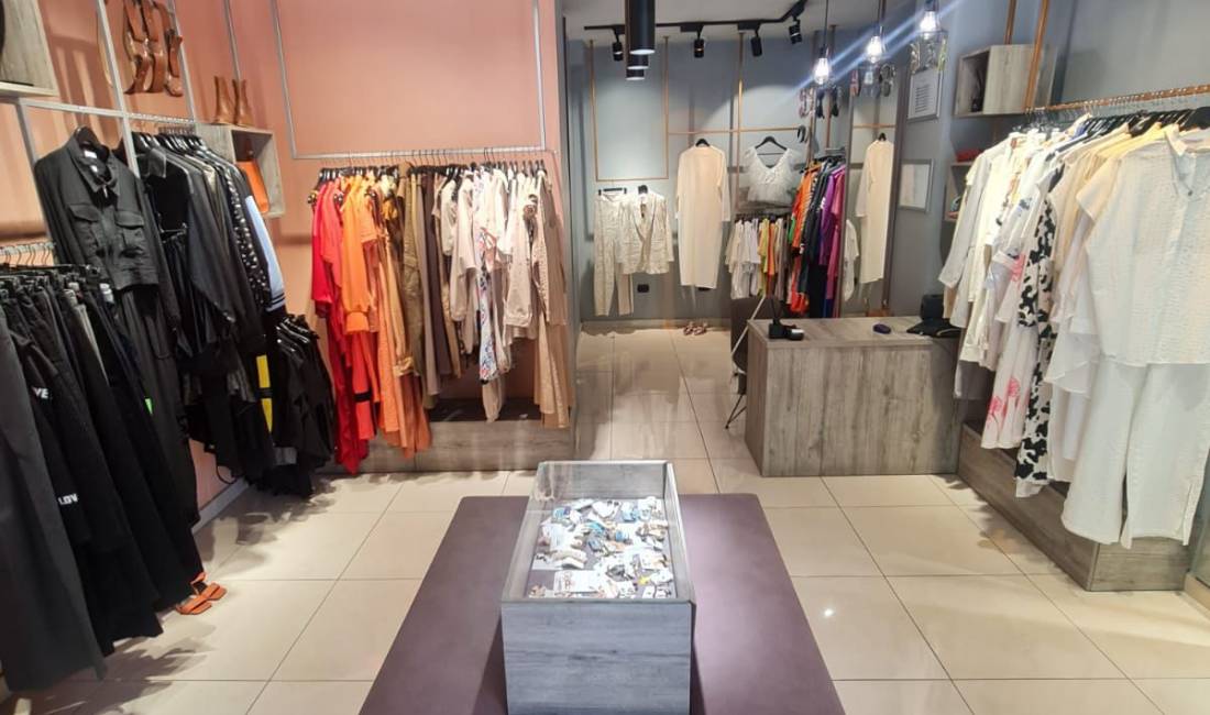 Shitet bzinesi me veshje femrash Ne Rrugen Bardhyl