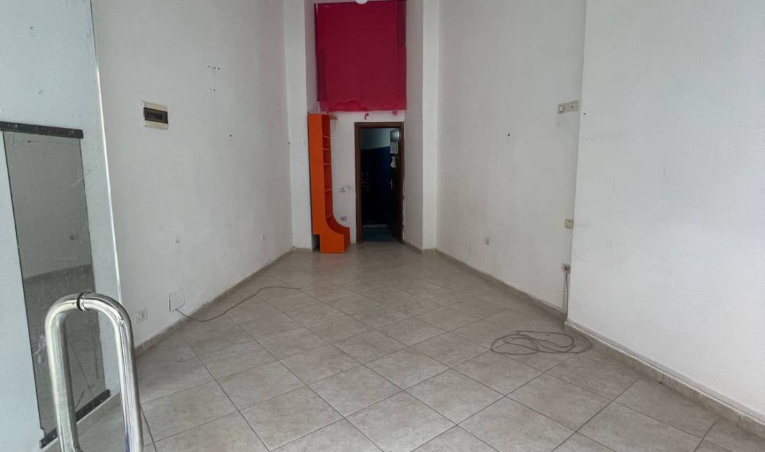 Jepet me qera Dyqan ne Astir / 30.000 Lek