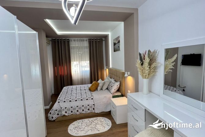 Shtepi ne shitje Apartament ne Tirane, 2+1, Mobilimi E mobiluar, Pagesa 145,000  Euro.