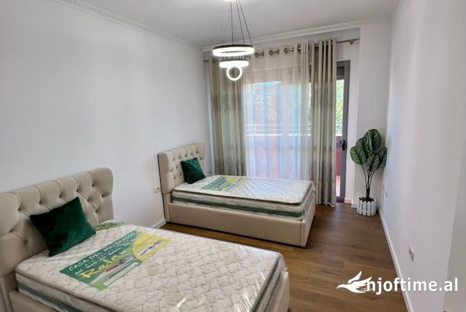 Shtepi ne shitje Apartament ne Tirane, 2+1, Mobilimi E mobiluar, Pagesa 145,000  Euro.