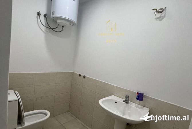 Ambiente Commerciale in Affitto 3+1 a Tirana - 700 Euro