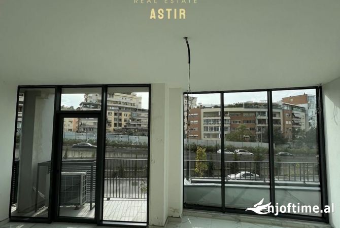 Ambiente Commerciale in Affitto 3+1 a Tirana - 1,000 Euro