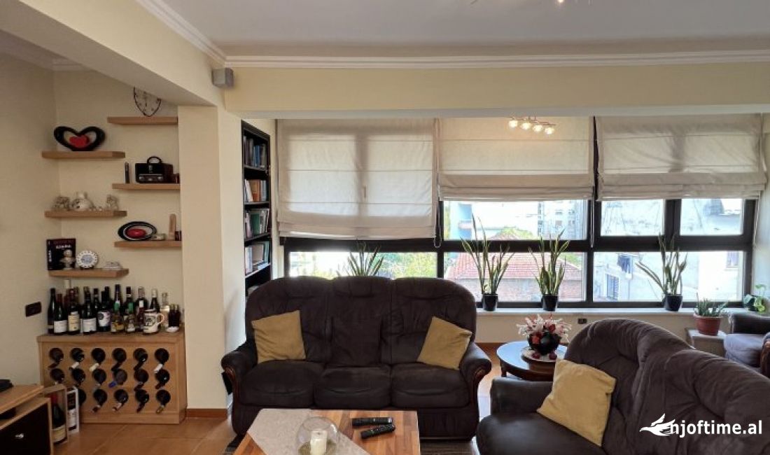 Shtepi ne shitje Apartament ne Tirane, 3+1, Mobilimi E mobiluar, Pagesa 270,000  Euro.