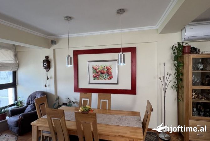 Shtepi ne shitje Apartament ne Tirane, 3+1, Mobilimi E mobiluar, Pagesa 270,000  Euro.