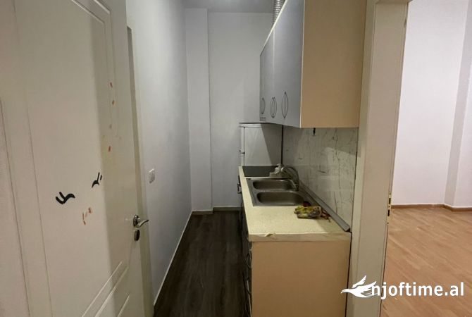 Ambiente Commerciale in Affitto 1+1 a Tirana - 1,200 Euro