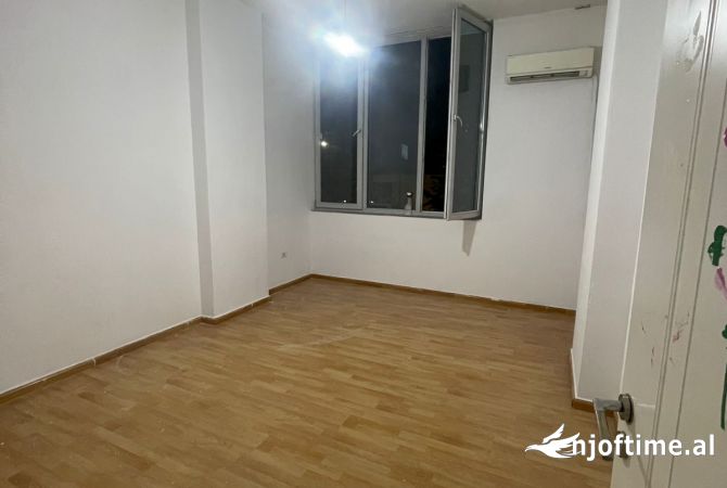 Ambiente Commerciale in Affitto 1+1 a Tirana - 1,200 Euro