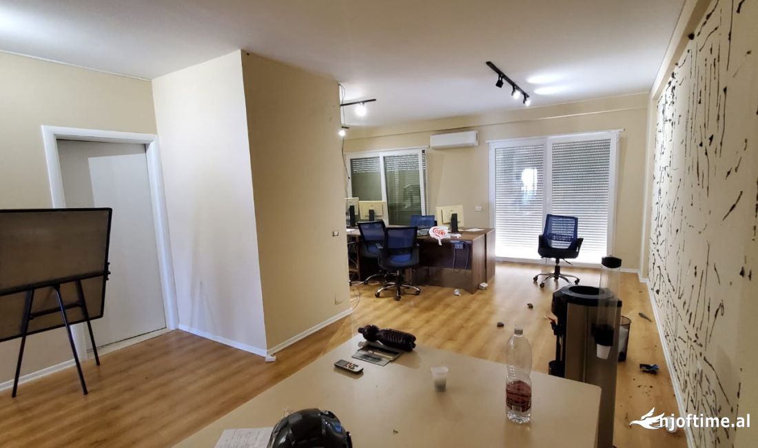 Jepet me qera Ambient per zyra 2+1+2 Te Komuna Parisit