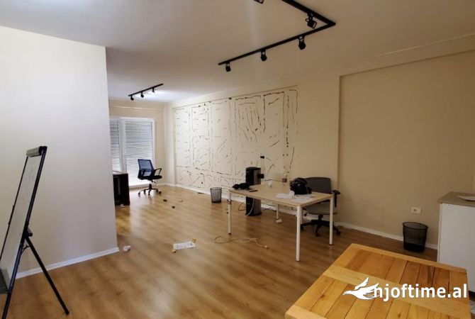 Jepet me qera Ambient per zyra 2+1+2 Te Komuna Parisit