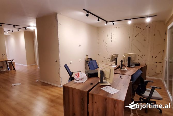 Jepet me qera Ambient per zyra 2+1+2 Te Komuna Parisit