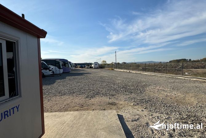 Ambiente Commerciale in Affitto 6+1 a Tirana - 1,000 Euro