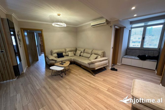 Shtepi ne shitje Apartament ne Tirane, 2+1, Mobilimi E mobiluar, Pagesa 235,000  Euro.