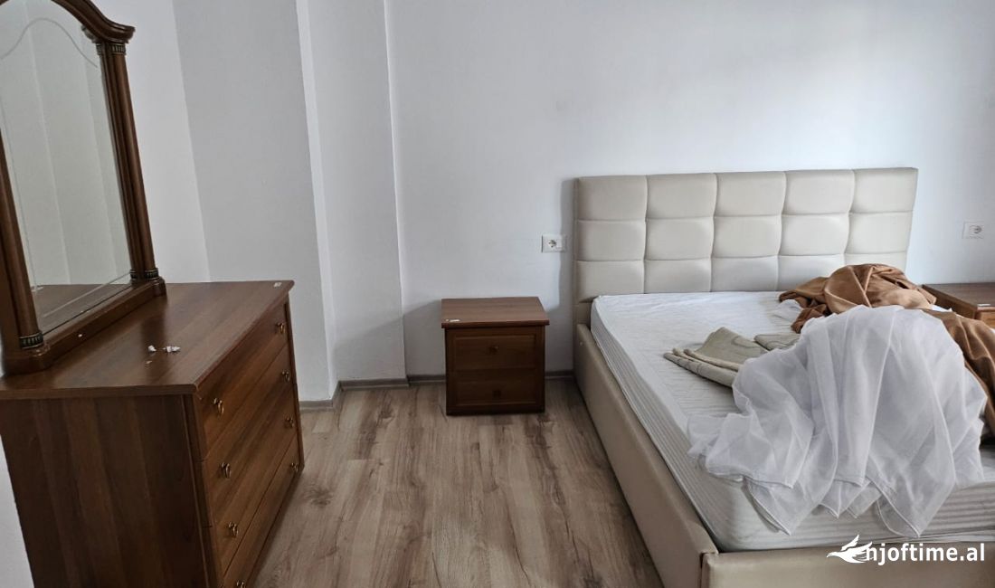 Shtepi me qera Apartament ne Tirane, 3+1, Mobilimi E mobiluar, Pagesa 700  Euro.