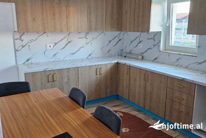 Shtepi me qera Apartament ne Tirane, 3+1, Mobilimi E mobiluar, Pagesa 700  Euro.