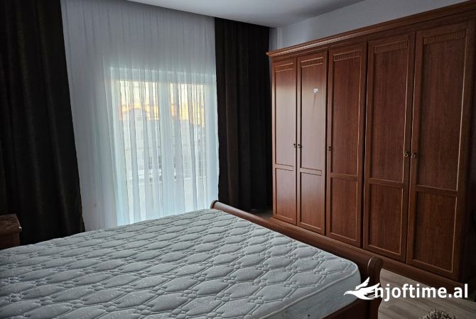 Shtepi me qera Apartament ne Tirane, 3+1, Mobilimi E mobiluar, Pagesa 700  Euro.