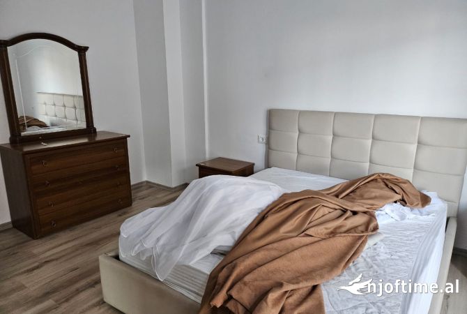 Shtepi me qera Apartament ne Tirane, 3+1, Mobilimi E mobiluar, Pagesa 700  Euro.
