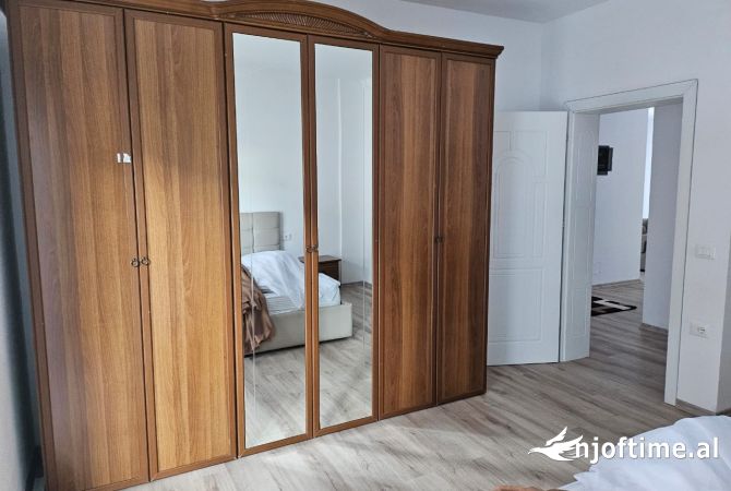 Shtepi me qera Apartament ne Tirane, 3+1, Mobilimi E mobiluar, Pagesa 700  Euro.