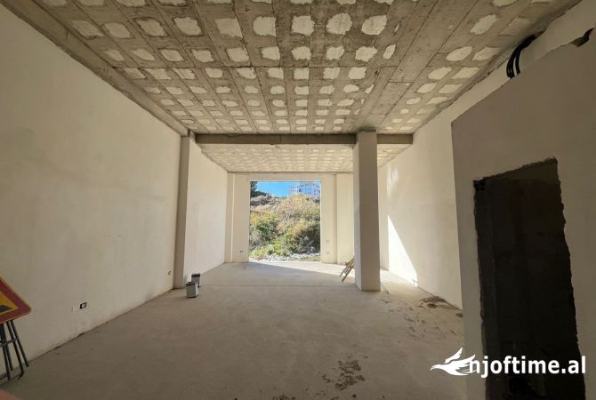 Jepet me qera Ambient Biznesi tek Liqeni i Thate