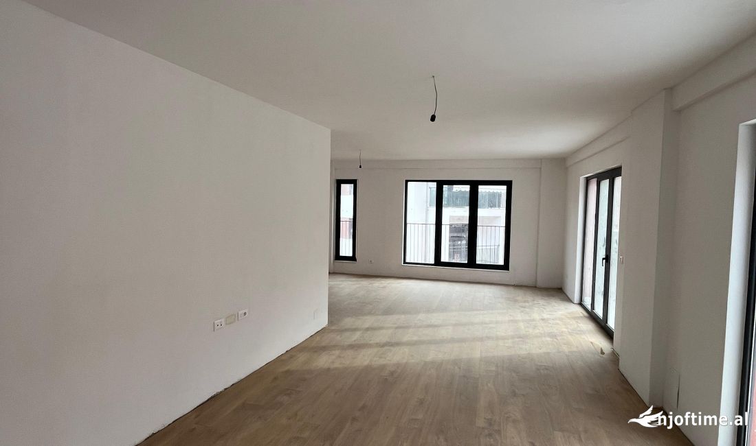 Shtepi ne shitje Apartament ne Tirane, 3+1, Mobilimi Bosh, pa mobiluar, Pagesa 306,000  Euro.