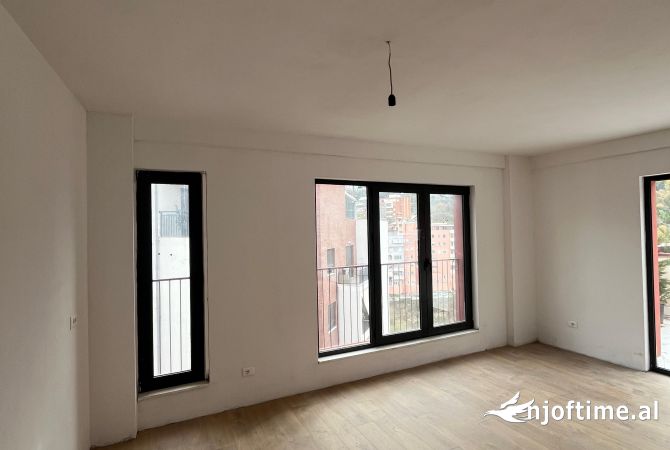 Shtepi ne shitje Apartament ne Tirane, 3+1, Mobilimi Bosh, pa mobiluar, Pagesa 306,000  Euro.