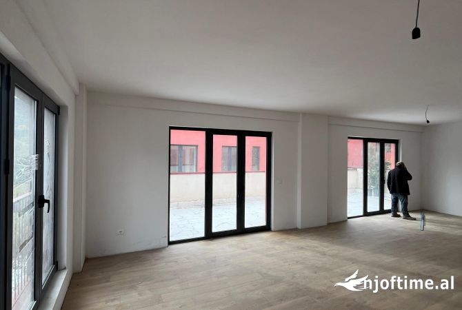 Shtepi ne shitje Apartament ne Tirane, 3+1, Mobilimi Bosh, pa mobiluar, Pagesa 306,000  Euro.