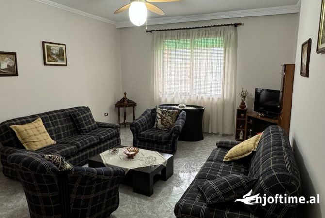 Shitet Apartament 3+1+2 tek Zogu Zi