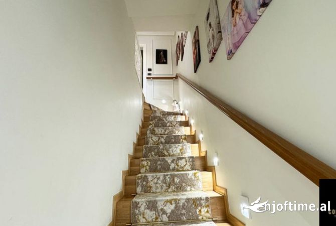 Shtepi ne shitje Duplex(shtepi me 2 kate) ne Tirane, 3+1, Mobilimi E mobiluar, Pagesa 350,000  Euro.