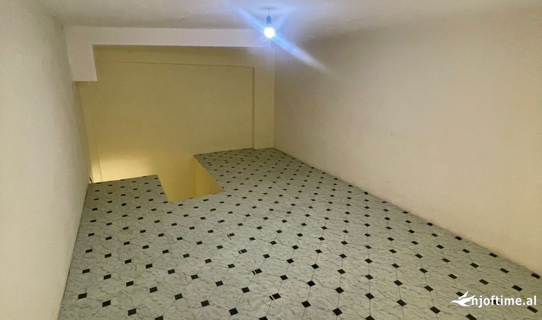 Shitet Dyqan ne Astir 