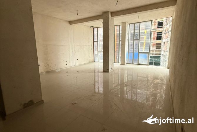 Ambiente Commerciale in Vendita 1+1 a Tirana - 380,000 Euro