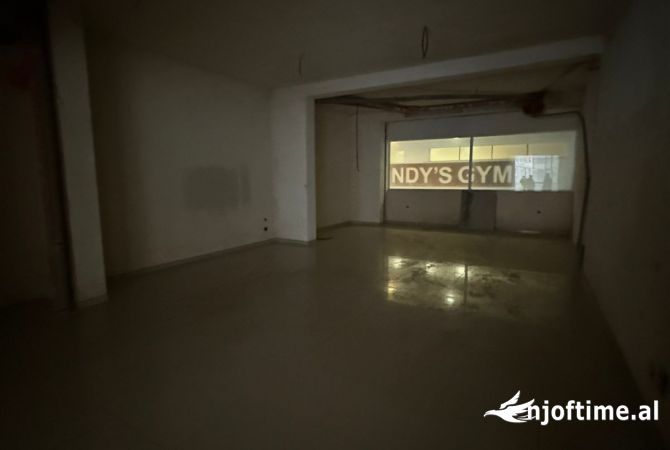 Ambiente Commerciale in Vendita 1+1 a Tirana - 380,000 Euro
