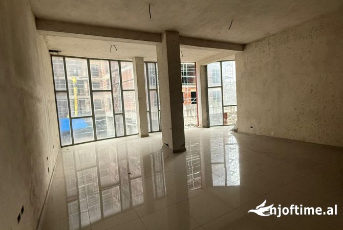 Ambiente Commerciale in Vendita 1+1 a Tirana - 380,000 Euro