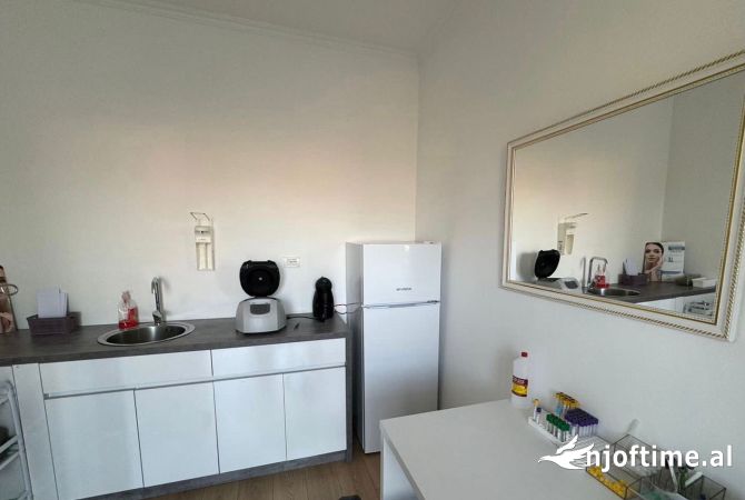 Ambiente Commerciale in Affitto 3+1 a Tirana - 1,500 Euro