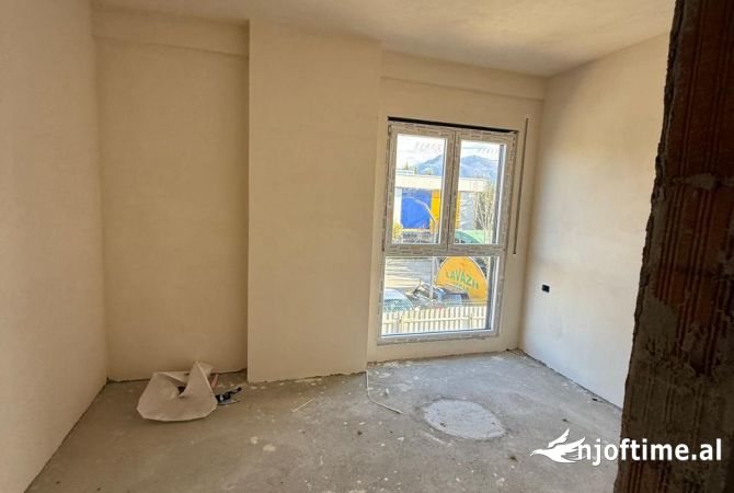 Shtepi ne shitje Papafingo(kati i catise) ne Tirane, 3+1, Mobilimi Bosh, pa mobiluar, Pagesa 105,468  Euro.