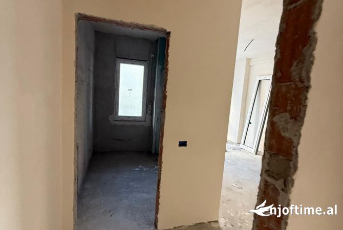 Shtepi ne shitje Papafingo(kati i catise) ne Tirane, 3+1, Mobilimi Bosh, pa mobiluar, Pagesa 105,468  Euro.