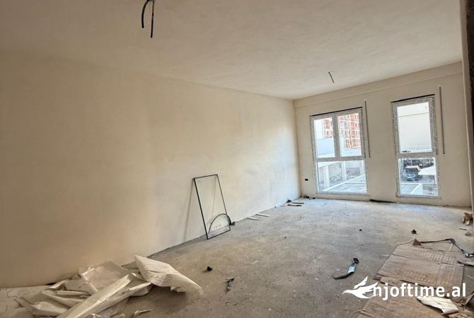 Shitet apartament 3+1 ne Kamez 