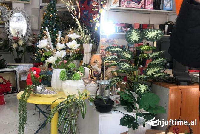 Ambiente Commerciale in Vendita 1+1 a Tirana - 11,000,000 Euro