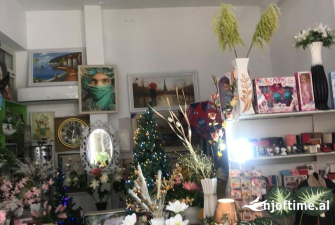 Ambiente Commerciale in Vendita 1+1 a Tirana - 11,000,000 Euro