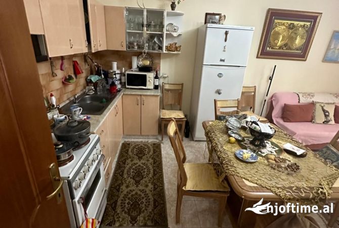 Shitet Apartament 2+1 ne Myslym Shyr 