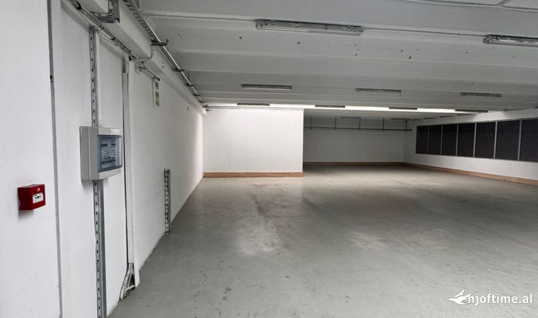 Jepet me qera Magazine tek Autostrada Tirane-Durres