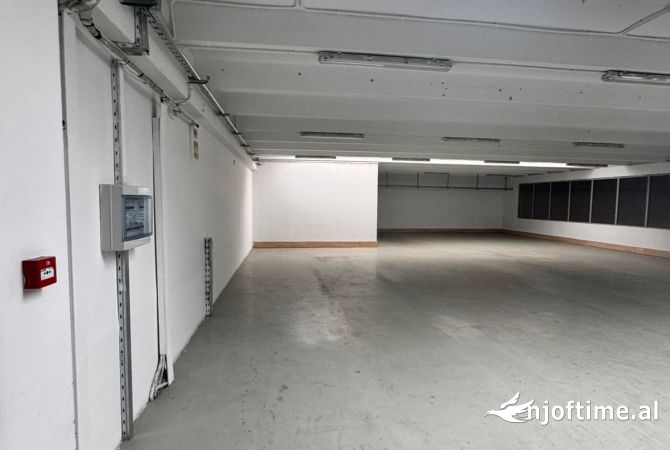 Jepet me qera Magazine tek Autostrada Tirane-Durres