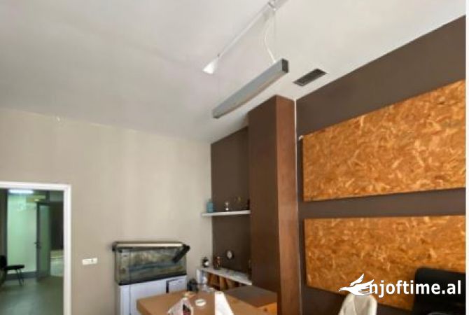 Jepet me qera ambient per zyra Te Rruga Kavajes