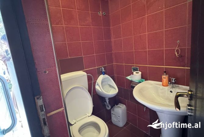 Ambiente Commerciale in Affitto 1+1 a Tirana - 100,000 Leke