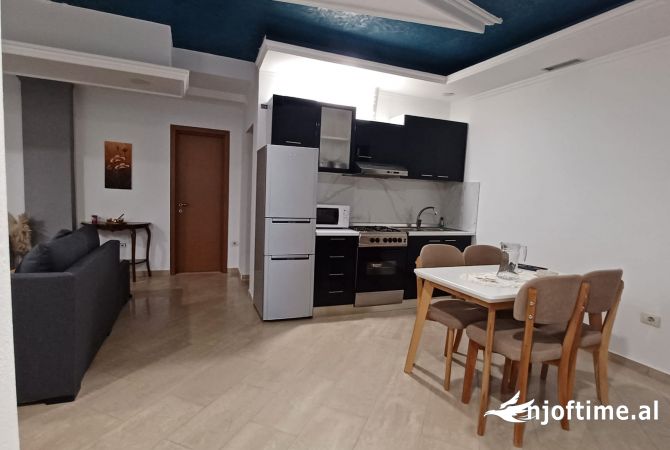 Shitet Apartament 2+1 Ne Qender