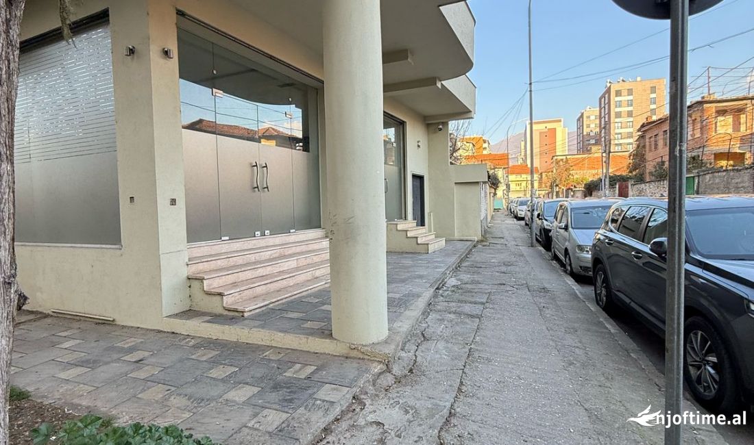 Shitet Ndertese 1-kateshe, tek Pazari i ri