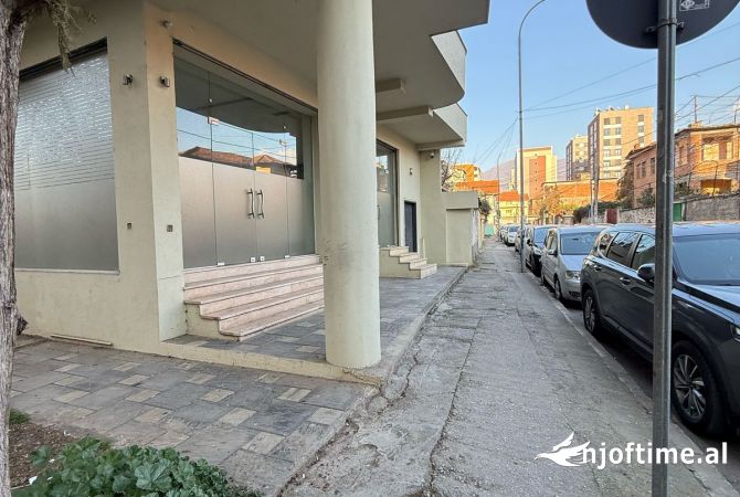 Shitet Ndertese 1-kateshe, tek Pazari i ri