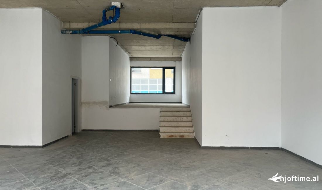 Shitet ambient tek Bulevardi i ri