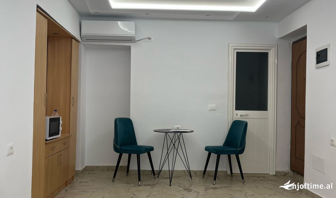 Shitet ambient tek prane rruges Kavajes