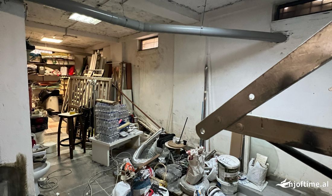 Shitet ambient biznesi magazine ne Komune Parisit