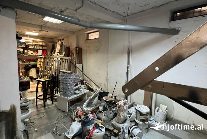 Shitet ambient biznesi magazine ne Komune Parisit