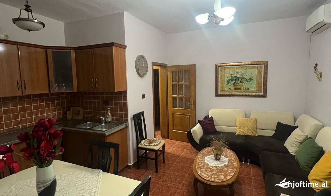 Shtepi me qera Apartament ne Tirane, 2+1, Mobilimi E mobiluar, Pagesa 50,000  Leke.