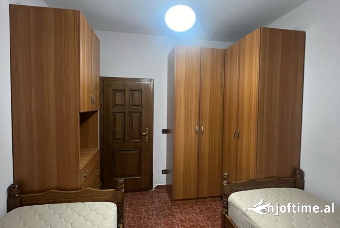 Shtepi me qera Apartament ne Tirane, 2+1, Mobilimi E mobiluar, Pagesa 50,000  Leke.
